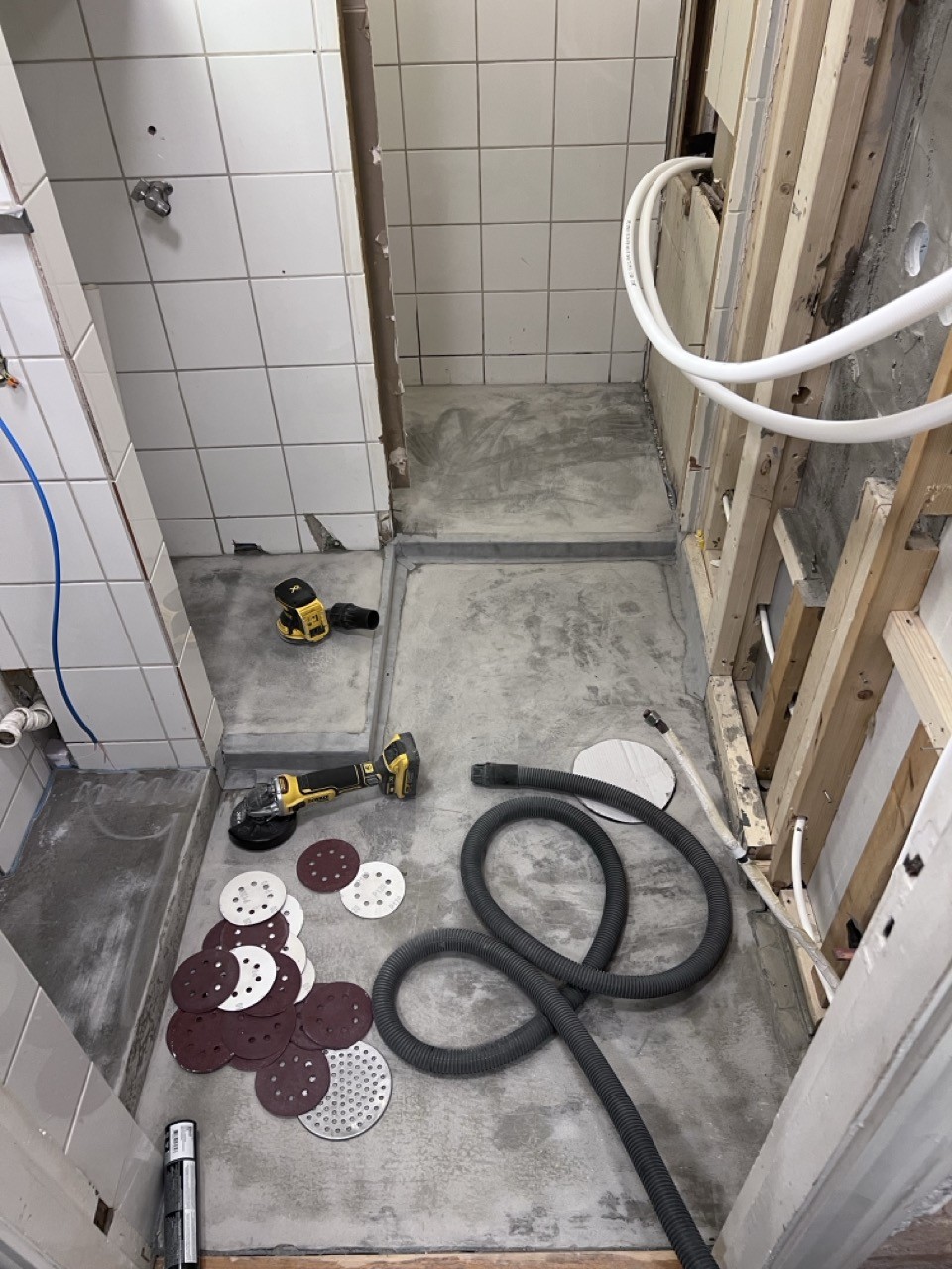 Gulvet klargjøres og rettes