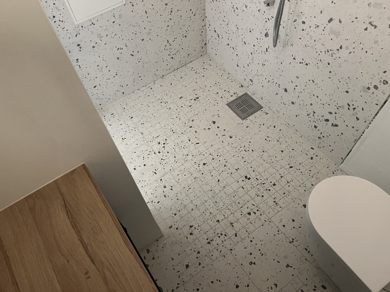 Mosaikkgulv med sluk i dusjen